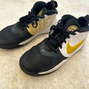 Basketball shoes/kids